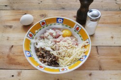 название картинки Котлеты с грибами и сыром в духовке куриные