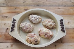 название картинки Котлеты с грибами и сыром в духовке куриные