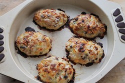название картинки Котлеты с грибами и сыром в духовке куриные