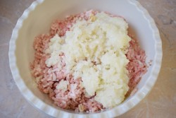 название картинки Котлеты с помидором и сыром в духовке