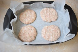 название картинки Котлеты с помидором и сыром в духовке