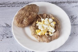 название картинки Котлеты с яйцом внутри