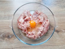 Котлеты из фарша в духовке с сыром - шаг 2