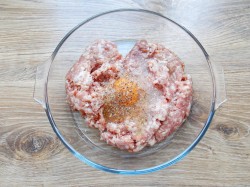 Котлеты из фарша в духовке с сыром - шаг 3
