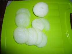 название картинки Котлеты в духовке с хлебом сыром и помидорами