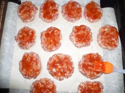 название картинки Котлеты в духовке с хлебом сыром и помидорами