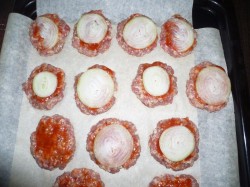 название картинки Котлеты в духовке с хлебом сыром и помидорами