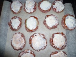 название картинки Котлеты в духовке с хлебом сыром и помидорами