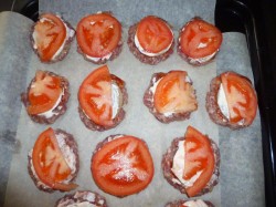 название картинки Котлеты в духовке с хлебом сыром и помидорами