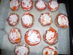 название картинки Котлеты в духовке с хлебом сыром и помидорами