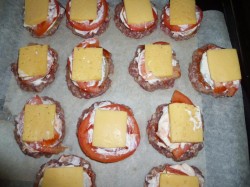 название картинки Котлеты в духовке с хлебом сыром и помидорами