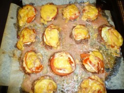 название картинки Котлеты в духовке с хлебом сыром и помидорами