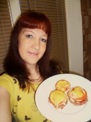 название картинки Котлеты в духовке с хлебом сыром и помидорами