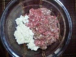 название картинки Котлеты в духовке с хлебом сыром и помидорами