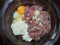 название картинки Котлеты в духовке с хлебом сыром и помидорами