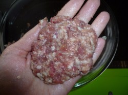 название картинки Котлеты в духовке с хлебом сыром и помидорами