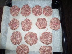 название картинки Котлеты в духовке с хлебом сыром и помидорами