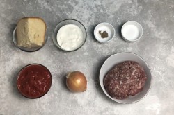 Котлеты в томатном соусе в духовке