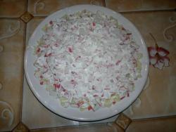 Слоеный салат с крабовыми палочками
