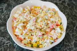 название картинки Крабовый салат с кукурузой классический без риса