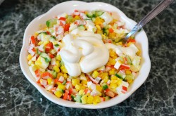 название картинки Крабовый салат с кукурузой классический без риса