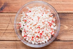 Крабовый салат классический без кукурузы
