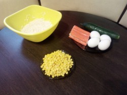 Крабовый салат с сухариками рисом яйцами