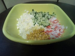 Крабовый салат с сухариками рисом яйцами