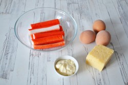 Крабовый салат с сыром и яйцами