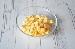 Крабовый салат с сыром и яйцами