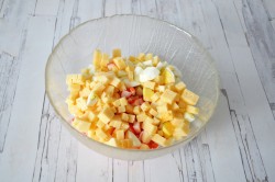 Крабовый салат с сыром и яйцами