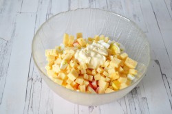 Крабовый салат с сыром и яйцами