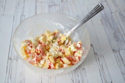 Крабовый салат с сыром и яйцами