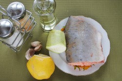 название картинки Красная рыба с лимоном в фольге в духовке