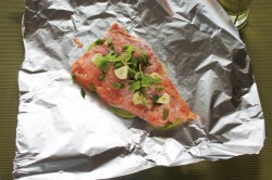 название картинки Красная рыба с лимоном в фольге в духовке