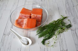 Красная рыба в сливочном соусе - шаг 1