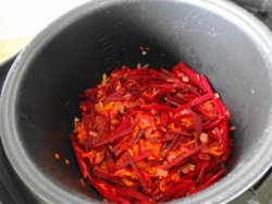 Красный борщ со щавелем без капусты в мультиварке - шаг 4 Красный борщ со щавелем без капусты в мультиварке - шаг 4