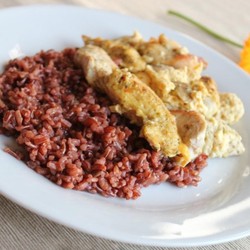 Красный рис с курицей