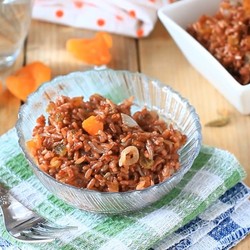 Тёплый салат из красного риса с изюмом и курагой