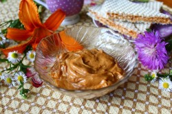 Крем для торта с вареной сгущенкой и маслом