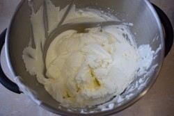 название картинки Крем из сливочного сыра для торта