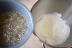 Крем из яичных белков для торта