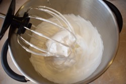 Крем из яичных белков для торта