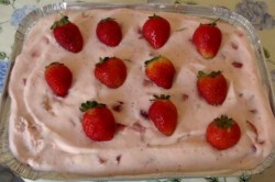 Крем на желатине, йогурте и сливках с клубникой для торта