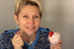 Крем на желатине, йогурте и сливках с клубникой для торта