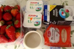 Крем на желатине, йогурте и сливках с клубникой для торта