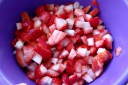 Крем на желатине, йогурте и сливках с клубникой для торта