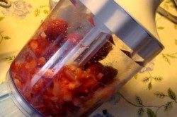 Крем на желатине, йогурте и сливках с клубникой для торта