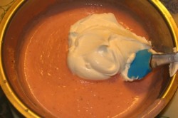 Крем на желатине, йогурте и сливках с клубникой для торта