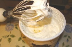 Крем на желатине, йогурте и сливках с клубникой для торта